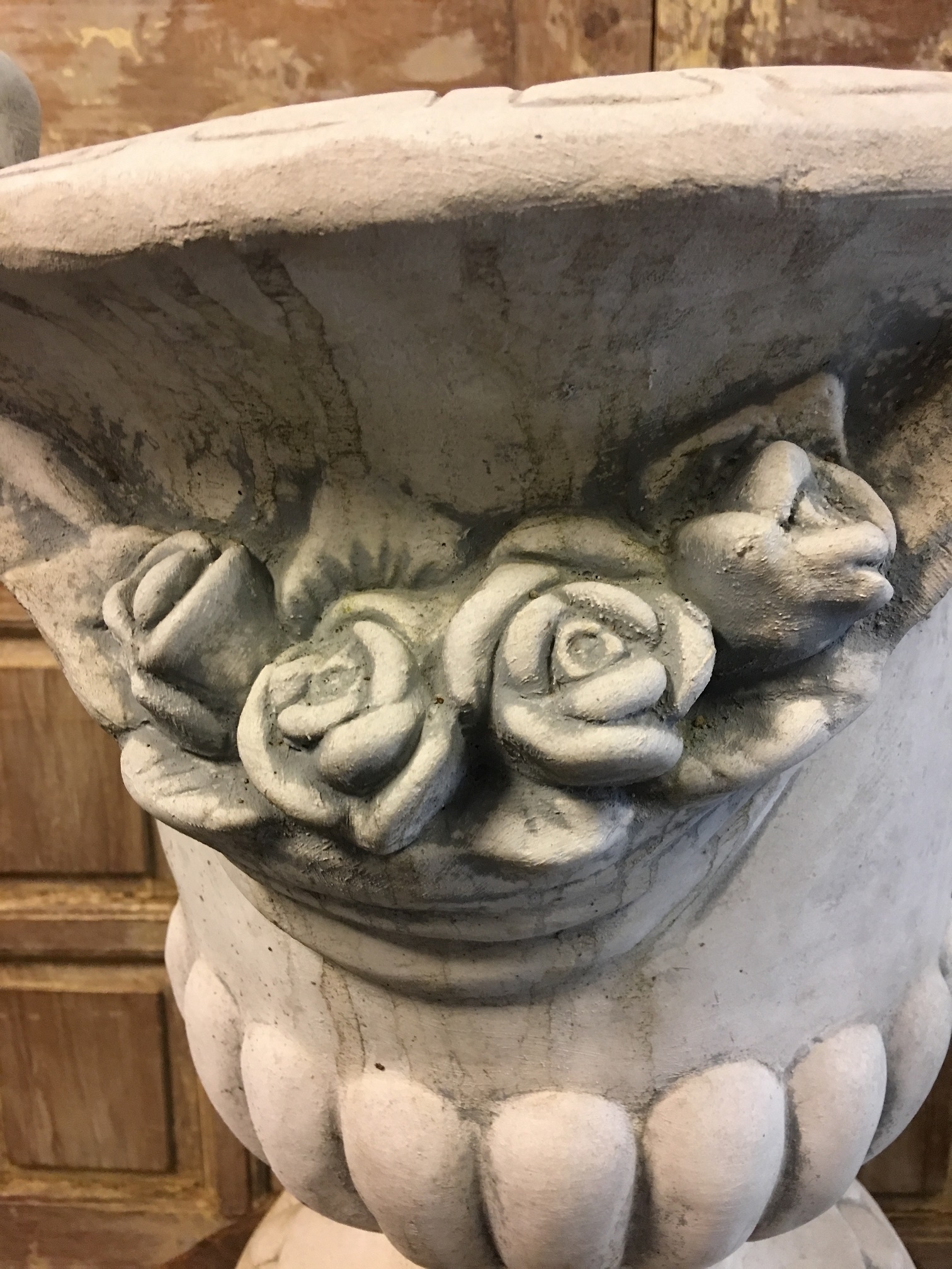 Blumentopf aus Stein, Rosenmotiv, verzierte Gartenvase